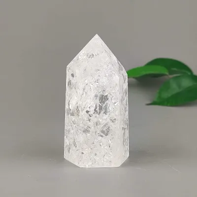 Krištáľ obelisk pukaný