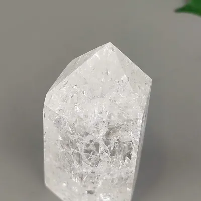 Krištáľ obelisk pukaný
