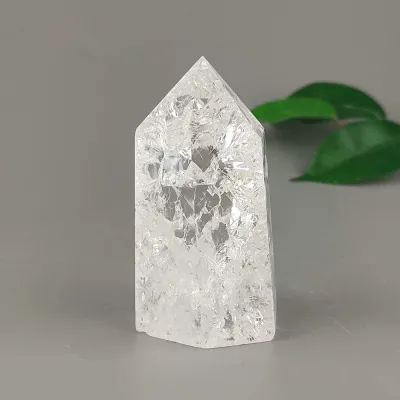 Krištáľ obelisk pukaný