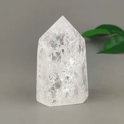Krištáľ obelisk pukaný