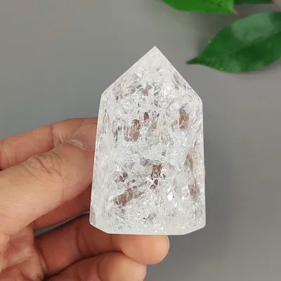 Krištáľ obelisk pukaný