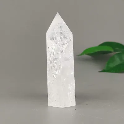 Krištáľ obelisk pukaný