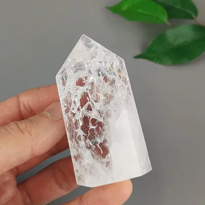 Krištáľ obelisk pukaný