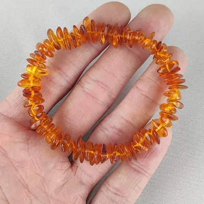 Jantár sekaný náramok na gumičke