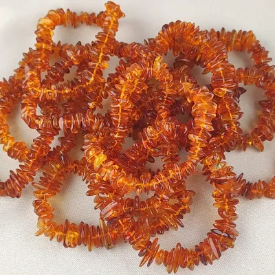 Jantár sekaný náramok na gumičke