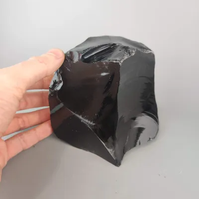 Neopracovaný kameň - čierny obsidián