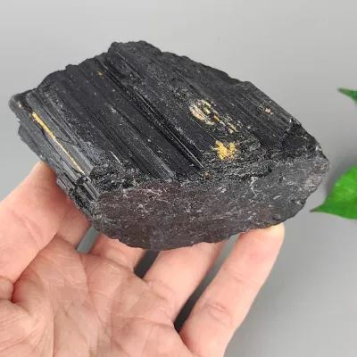 Turmalín skoryl - prírodný neopracovaný kameň